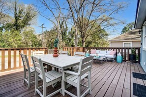 Outdoor dining - Dilworth Cottage - Walk to Panthers Stadium and Uptown Attractions! Fire Pit, BBQ, & Pet Friendly! (Charlotte)