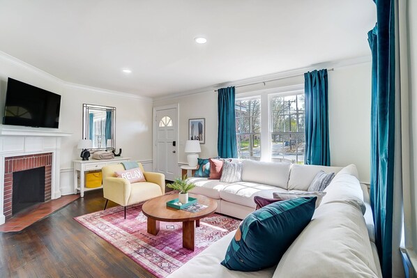 TV, fireplace, Netflix, streaming services - Dilworth Cottage - Walk to Panthers Stadium and Uptown Attractions! Fire Pit, BBQ, & Pet Friendly! (Charlotte)