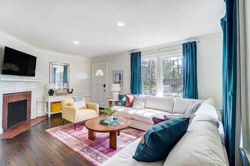 Dilworth Cottage - Walk to Panthers Stadium and Uptown! Fire Pit, BBQ, & Pet Friendly + 15% Off!