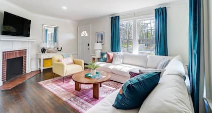 Dilworth Cottage - Walk to Panthers Stadium and Uptown! Fire Pit, BBQ, & Pet Friendly + 15% Off!