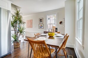 Dining - Dilworth Cottage - Walk to Panthers Stadium and Uptown Attractions! Fire Pit, BBQ, & Pet Friendly! (Charlotte)