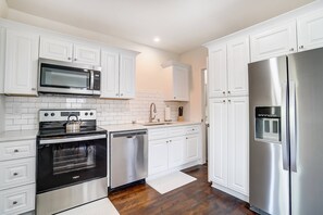 Fridge, microwave, oven, stovetop - Dilworth Cottage - Walk to Panthers Stadium and Uptown Attractions! Fire Pit, BBQ, & Pet Friendly! (Charlotte)