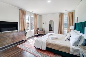 2 bedrooms, iron/ironing board, free WiFi, bed sheets - Dilworth Cottage - Walk to Panthers Stadium and Uptown Attractions! Fire Pit, BBQ, & Pet Friendly! (Charlotte)