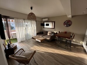 Interior - 10 min from airport and 15 min from beaches air-conditioned apartment with terrace (Saint-Laurent-du-Var)