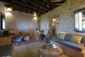 Smart-TV, Kamin, Bücher