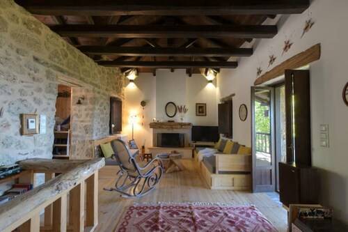 The Walnut Tree Lodge-Mountain house in Greece