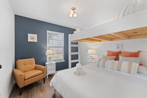 3 bedrooms, desk, iron/ironing board, free WiFi - The Salty Breeze Beach House ~ 15 mins > Navarre & Pensacola Beach (Gulf Breeze)