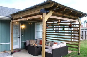 Terrace/patio - The Salty Breeze Beach House ~ 15 mins > Navarre & Pensacola Beach (Gulf Breeze)