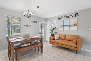 Smart TV, DVD player, books, video library - The Salty Breeze Beach House ~ 15 mins > Navarre & Pensacola Beach (Gulf Breeze)