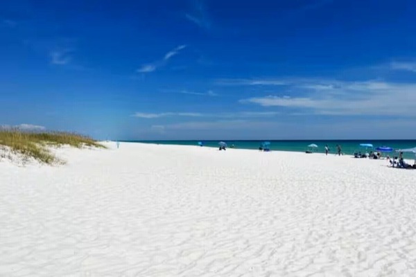 Playa en los alrededores y camastros