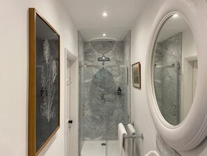 Douche, douche à « effet pluie », sèche-cheveux, serviettes fournies