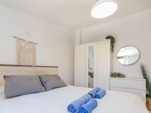 3 bedrooms, iron/ironing board, internet