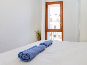 3 bedrooms, iron/ironing board, internet