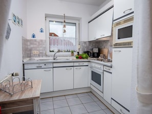 Kühlschrank, Mikrowelle, Ofen, Geschirrspüler