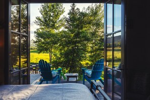 4 chambres, bureau, fer et planche à repasser, lit parapluie