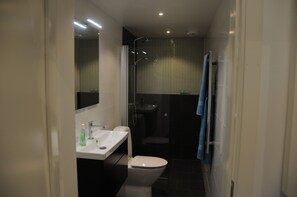 Toallas, jabón, shampoo, papel de baño