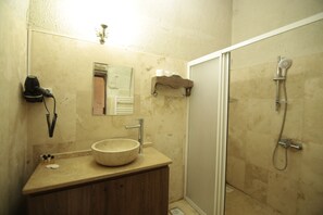 Family Quadruple Room | Bilik Mandi | Tab mandi dan pancuran berasingan, tab mandi berpancutan, selipar
