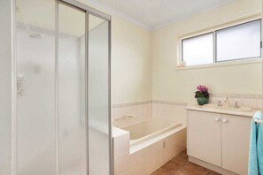 Dusche, Haartrockner, Handtücher, Seife