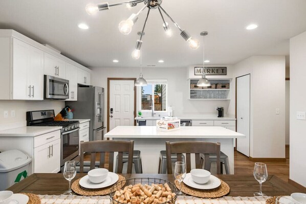 Réfrigérateur, micro-ondes, four, plaque de cuisson