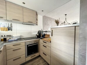 Kühlschrank, Ofen, Geschirrspüler, Wasserkocher mit Kaffee-/Teezubehör