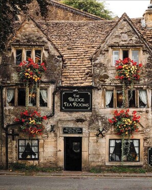 Un edificio de piedra con un letrero que dice 'The Bridge Tea Rooms'.