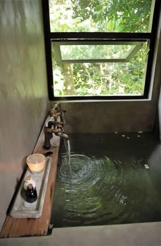 Intimate Bungalow in Jungle Garden 10 min to Beach