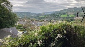 Vista de una zona residencial con casas, un paisaje verde y un cielo nublado.