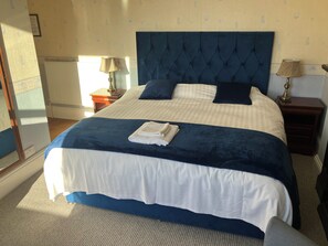 8 bedrooms, iron/ironing board, travel crib, free WiFi - Beautiful Victorian house with stunning views of Matlock and the Derwent valley (Matlock)