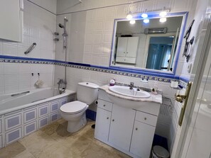 Hiustenkuivaaja, pyyhkeet, saippua, vessapaperi