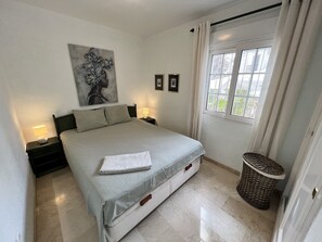 2 makuuhuonetta, tallelokero huoneessa, silitysrauta/-lauta