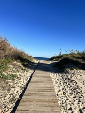 Chaises longues, serviettes de plage