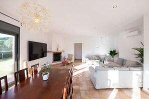 Smart-TV, Kamin, Tischtennisplatte, Stereoanlage