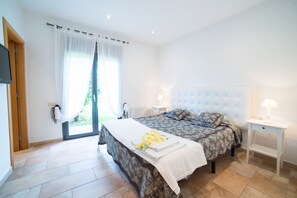 5 Schlafzimmer, Schreibtisch, Bügeleisen/Bügelbrett, Reisekinderbett