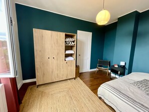 5 slaapkamers, een strijkplank/strijkijzer, reisbedje, gratis wifi
