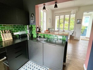 Réfrigérateur, micro-ondes, four, plaque de cuisson