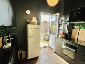 Réfrigérateur, micro-ondes, four, plaque de cuisson