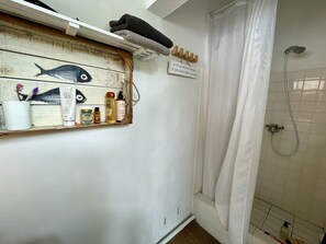 Dusche, Haartrockner, Handtücher