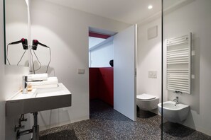 Haartrockner, Handtücher, Seife, Shampoo