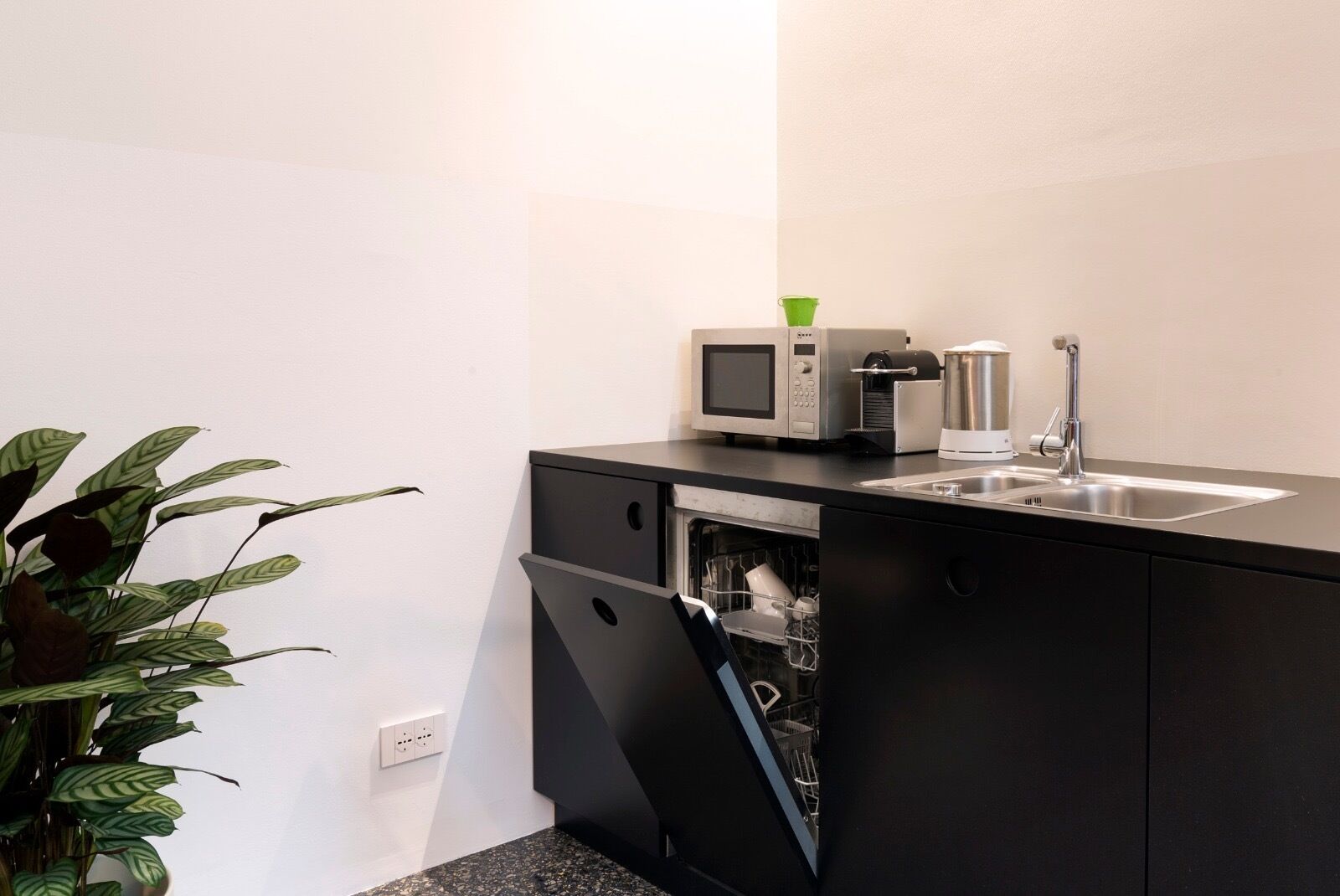 Kühlschrank, Mikrowelle, Herdplatte, Geschirrspüler