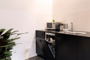 Kühlschrank, Mikrowelle, Herdplatte, Geschirrspüler