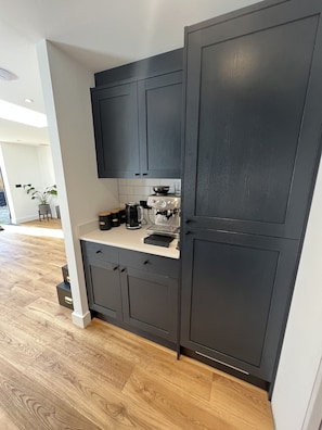 Fridge, oven, stovetop, coffee/tea maker