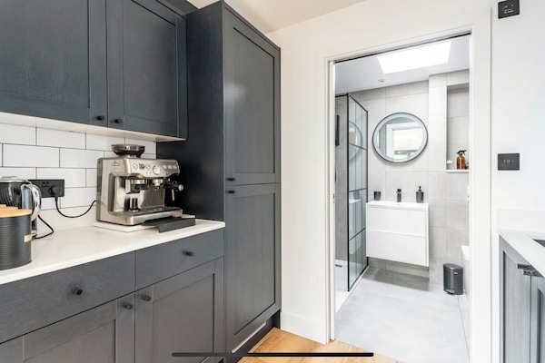 Frigorífic, forn, placa de cuina i cafetera i tetera