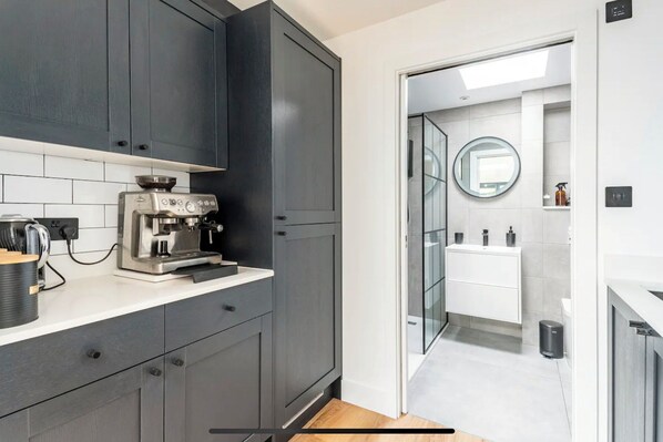 Fridge, oven, stovetop, coffee/tea maker