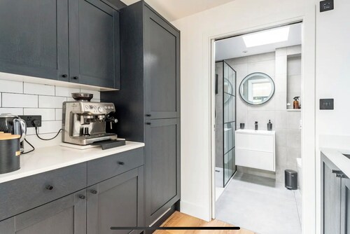 New Large Studio / Annex with private parking