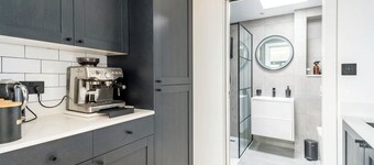 New Large Studio / Annex with private parking