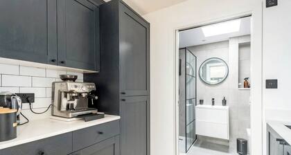 New Large Studio / Annex with private parking