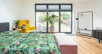 New Large Studio / Annex with private parking