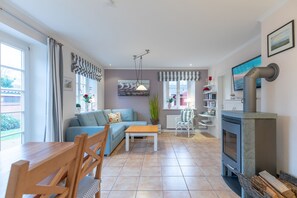 TV, fireplace, stereo