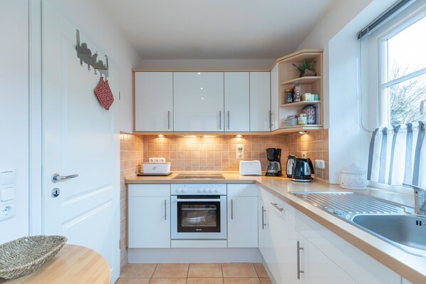 Fridge, oven, stovetop, dishwasher