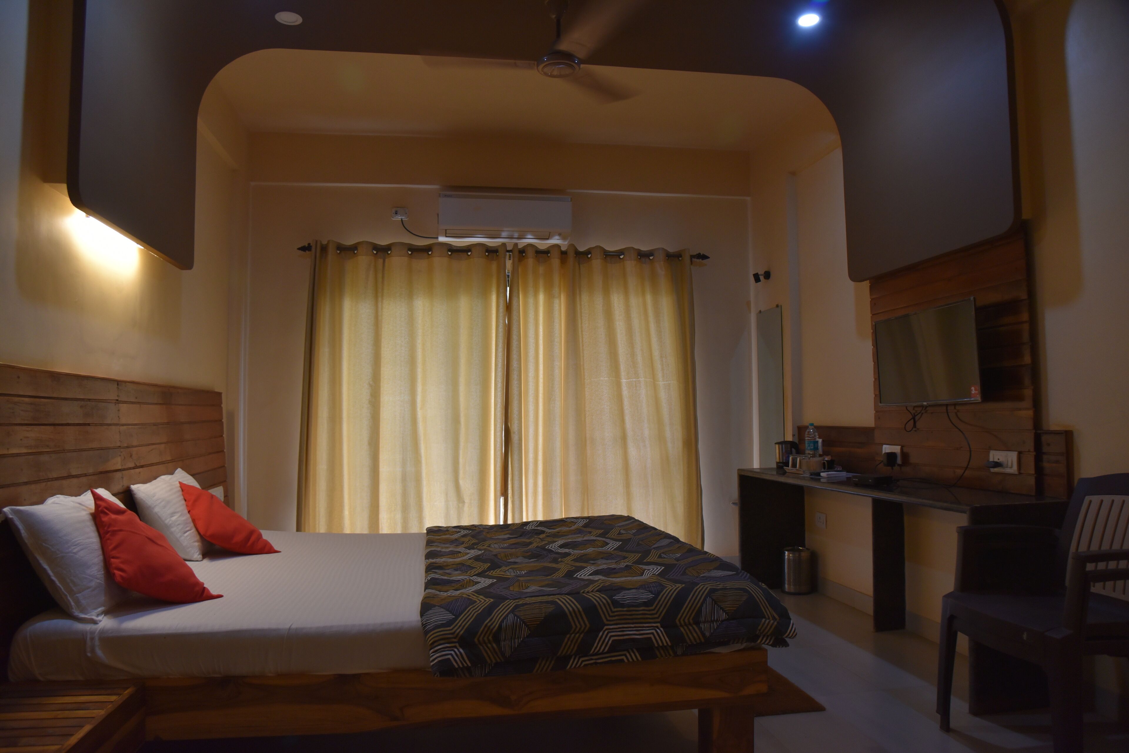 Una habitación de hotel con una cama, un escritorio y una silla.